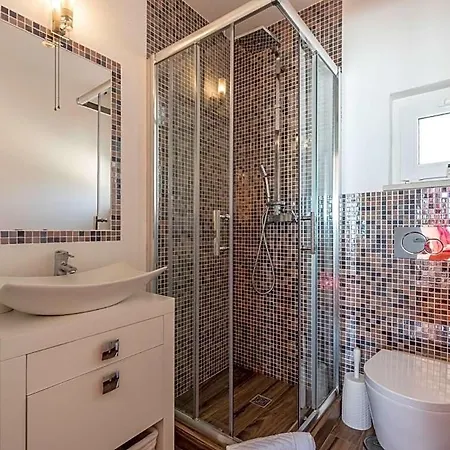Sleeps 10 Pool Air Con Wifi *
